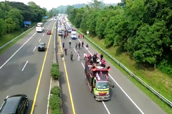 Rombongan Buruh Nekat Jalan Kaki di Tol Cipularang, Ini Penampakannya
