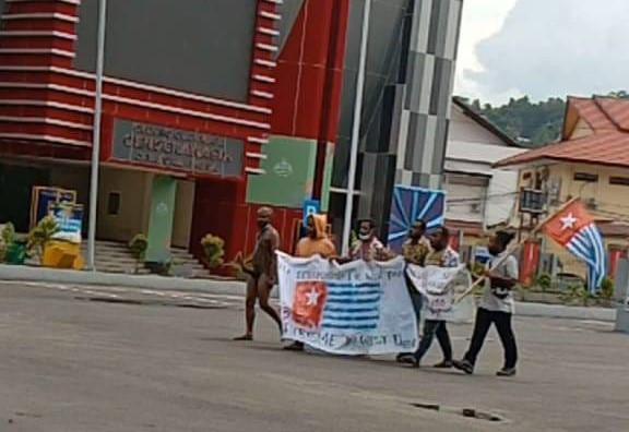 Bendera Bintang Kejora Berkibar di Samping Mapolda Papua