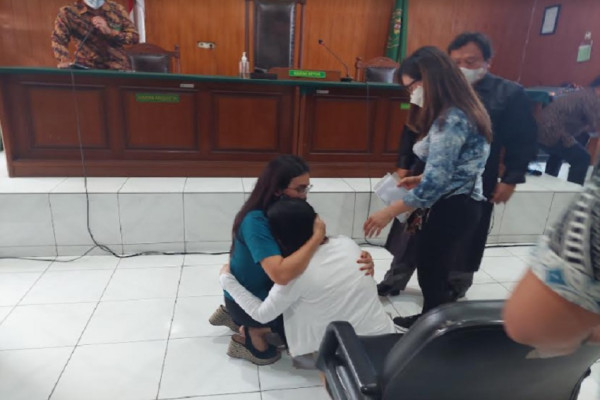 Langsung Sujud Syukur Dengar Vonis Bebas, Air Mata Valencya Meleleh