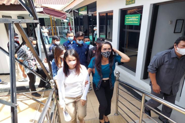 Langsung Sujud Syukur Dengar Vonis Bebas, Air Mata Valencya Meleleh