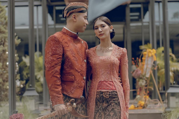 3 Foto Bahagia Vidi Aldiano dan Sheila Dara saat Lamaran