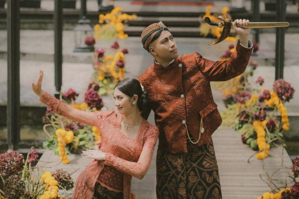 3 Foto Bahagia Vidi Aldiano dan Sheila Dara saat Lamaran