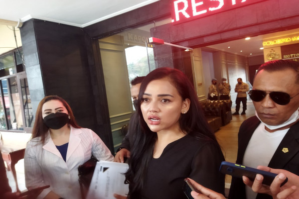 Pedangdut Seksi Clara Gopa Mendadak Datangi Polresta Malang Kota, Ada Apa?