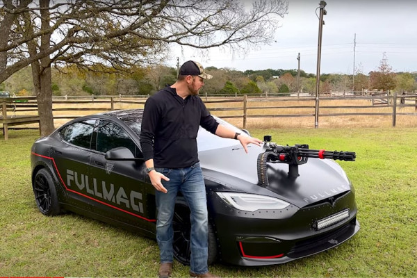 Punya Senapan Mesin, Youtuber Bikin Tesla Jadi Kendaraan Tempur