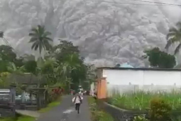 Gunung Semeru Meletus, Banjir Lahar Panas Mbah Rono: Jangan Mendekat ke Sungai