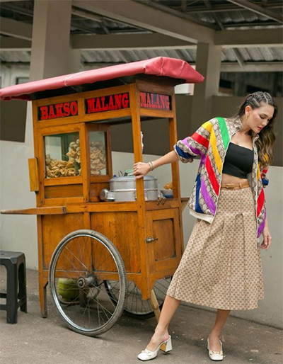 Luna Maya Pose Pakai Outfit Puluhan Juta, Background-nya Curi Perhatian
