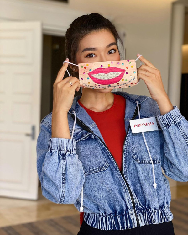 Intip Keseruan Miss Indonesia 2020 Carla Yules Melukis Masker di Karantina Miss World