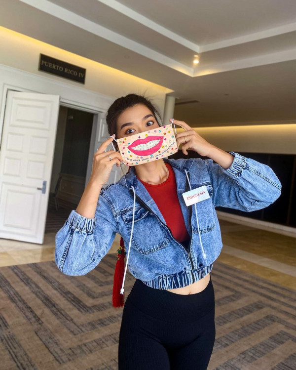 Intip Keseruan Miss Indonesia 2020 Carla Yules Melukis Masker di Karantina Miss World