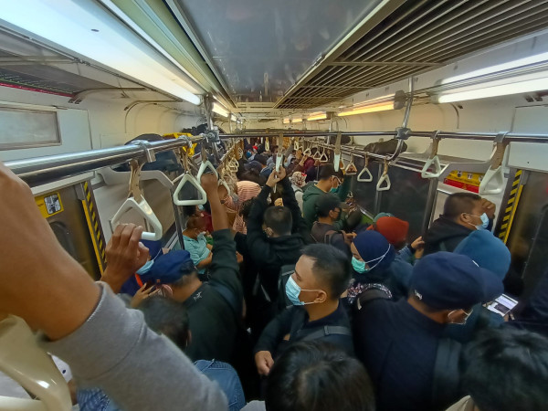 KRL Kembali Penuh, Epidemiolog Ingatkan Risiko Penularan Covid-19