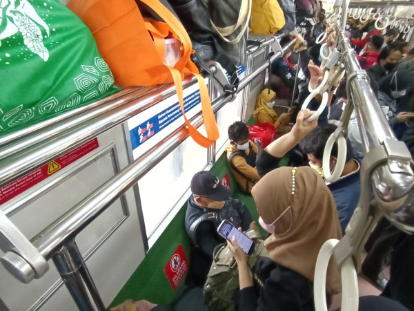 KRL Kembali Penuh, Epidemiolog Ingatkan Risiko Penularan Covid-19