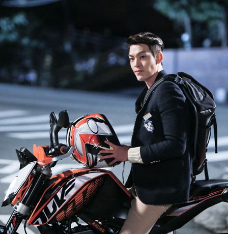 6 Selebritas Korea Ini Tampil Macho Naik Motor, Nomor 5 Sangat Fenomenal