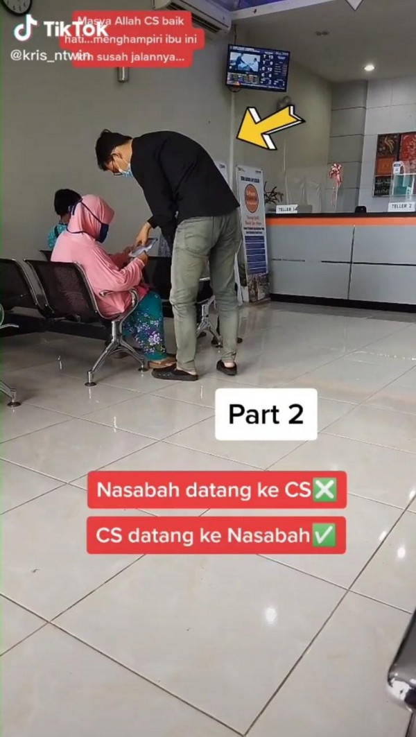 Hati Netizen Tersentuh Lihat Kebaikan CS Bank BRI Layani Ibu Susah Berjalan