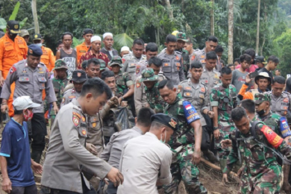 Sempat Hilang, Korban Banjir Lombok Barat Ditemukan Tewas Tertimbun Lumpur