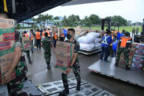 Panglima TNI dan KSAU Kirim 12 Ton Bansos Erupsi Gunung Semeru Pakai Hercules