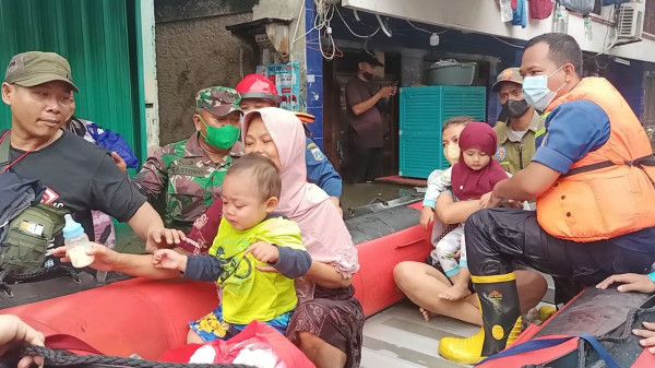 Dramatis! Begini Detik-detik Petugas Evakuasi Lansia dan Balita Terjebak Banjir Rob