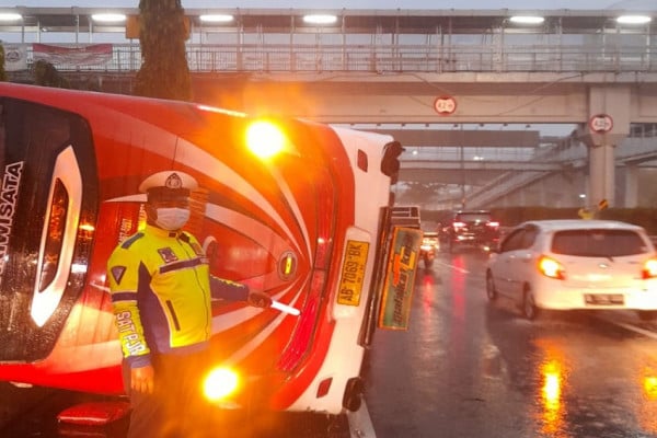 Hujan Deras, Bus Pariwisata Terguling di Semanggi Arah Tomang