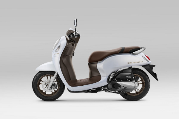 Honda Scoopy Punya Warna dan Stripe Baru, Harga Tetap!