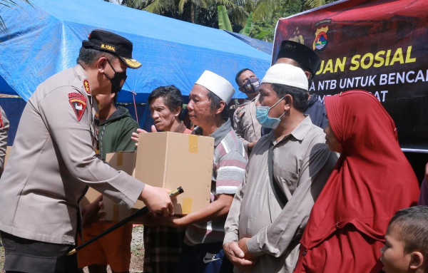 Susuri Jalan Berlumpur, Kapolda NTB Bagikan Sembako untuk Korban Banjir