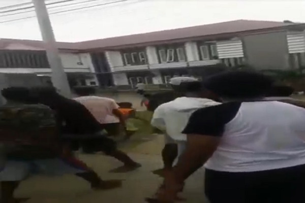 Mencekam! Begini Penampakan Ratusan Massa saat Menghancurkan RSUD Kaimana