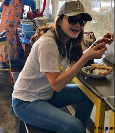 Artis-Artis Kaya Tak Gengsi Makan di Kaki Lima, Tamara Bleszynski hingga Cinta Laura