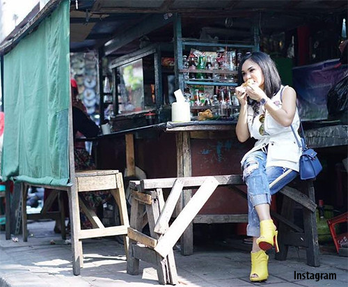 Artis-Artis Kaya Tak Gengsi Makan di Kaki Lima, Tamara Bleszynski hingga Cinta Laura
