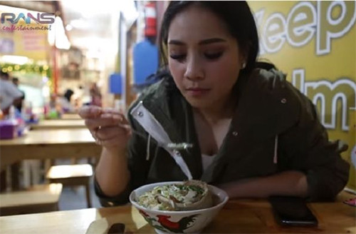 Artis-Artis Kaya Tak Gengsi Makan di Kaki Lima, Tamara Bleszynski hingga Cinta Laura