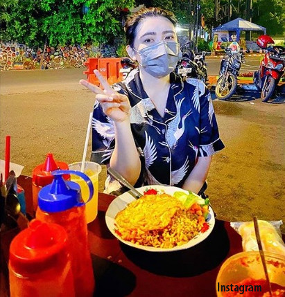 Artis-Artis Kaya Tak Gengsi Makan di Kaki Lima, Tamara Bleszynski hingga Cinta Laura