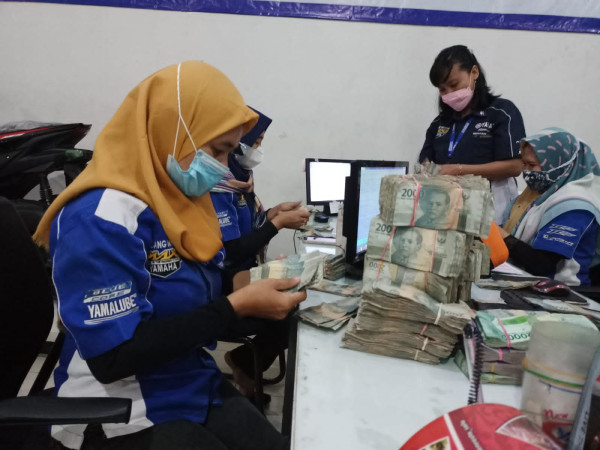 Pedagang Bumbu Beli Yamaha Xmax Pakai Uang Receh, Ngitung Butuh 3,5 Jam