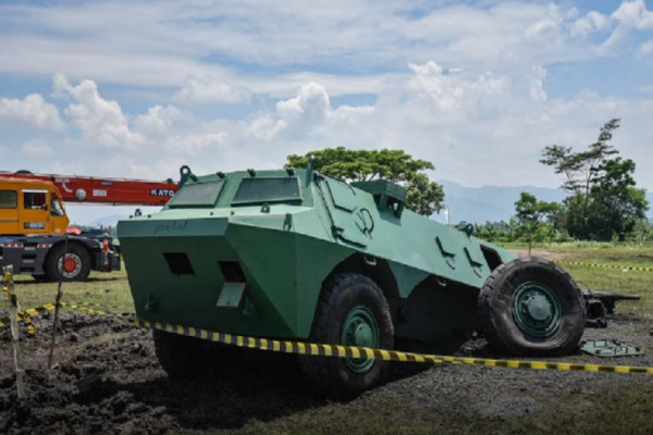 Tes Kekuatan, Ranjau TNT 8 Kg Diledakkan di Bawah Lambung Kendaraan Tempur Anoa