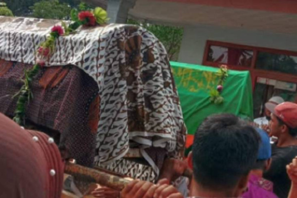 Foto-foto Kesetiaan Rumini, Pelukan Jelang Ajal Menjemput saat Gunung Semeru Meletus