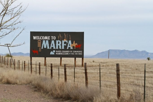 Mengenal Museum di Tengah Gurun yang Dikunjungi RM BTS di Texas, Warga Kotanya cuma 1900 Orang!