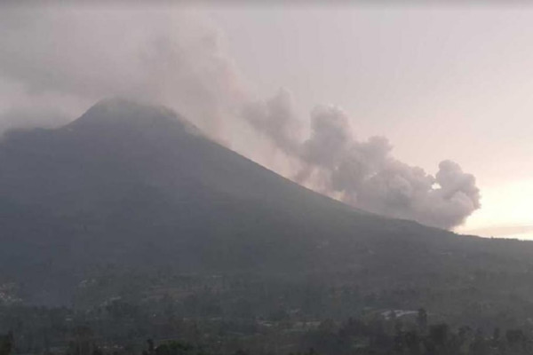 Merapi Bergolak, Ini Penampakan Wedus Gembel saat Meluncur ke Sungai Bebeng