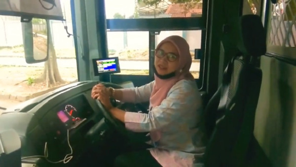 6 Wanita Cantik Sopir Bus Transjakarta, No 4 Banting Setir dari Perawat