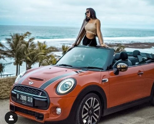 Intip Gaya Sensual Anya Geraldine di Atas Mobil, Nomor 5 Bukan Kendaraan Biasa