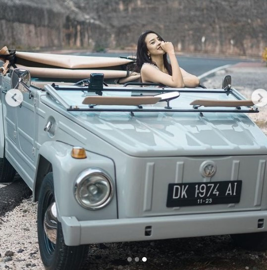 Intip Gaya Sensual Anya Geraldine di Atas Mobil, Nomor 5 Bukan Kendaraan Biasa