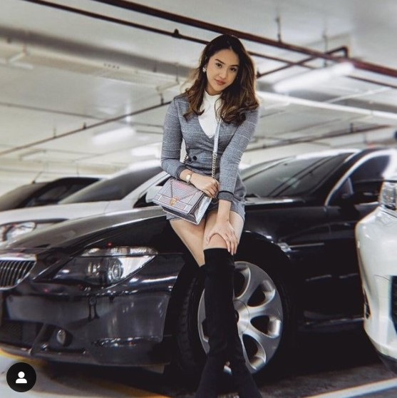 Intip Gaya Sensual Anya Geraldine di Atas Mobil, Nomor 5 Bukan Kendaraan Biasa