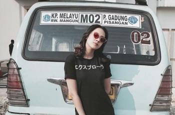 Intip Gaya Sensual Anya Geraldine di Atas Mobil, Nomor 5 Bukan Kendaraan Biasa