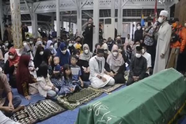 Isak Tangis Pecah saat Melepas Jenazah Wali Kota Bandung Oded M Danial ke Tasikmalaya