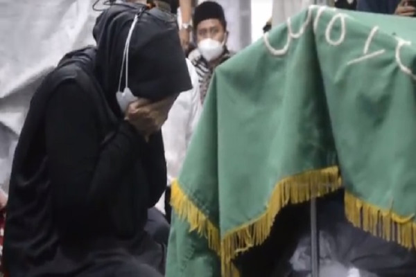 Isak Tangis Pecah saat Melepas Jenazah Wali Kota Bandung Oded M Danial ke Tasikmalaya