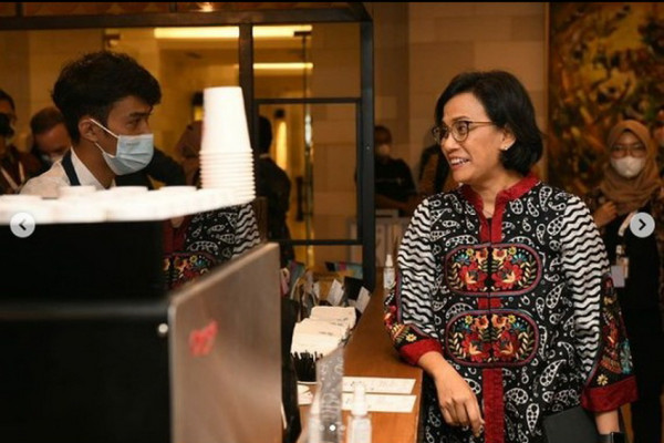 Potret Sri Mulyani Menyeruput Kopi di Sela Seminar Presidensi G20