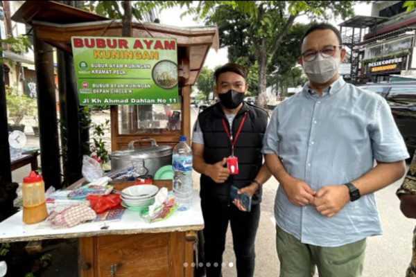 Potret Anies Makan Bubur di Pinggir Jalan Bareng Keluarga: Small but Giant