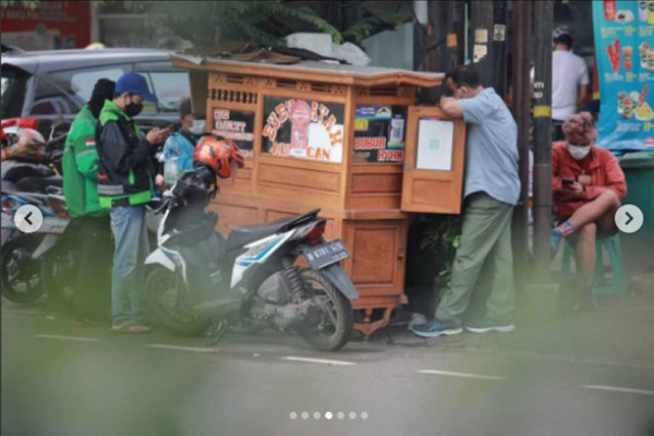 Potret Anies Makan Bubur di Pinggir Jalan Bareng Keluarga: Small but Giant