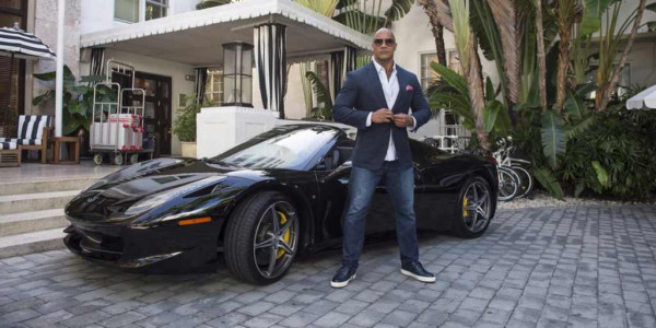 3 Selebritas Ini Bisa Beli Ferrari Tapi Kesulitan Masuk ke Dalamnya