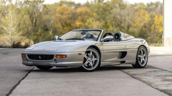 3 Selebritas Ini Bisa Beli Ferrari Tapi Kesulitan Masuk ke Dalamnya