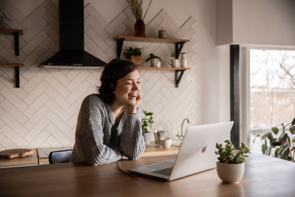 Tips Bikin Obrolan Mengalir saat Chat Kencan Online