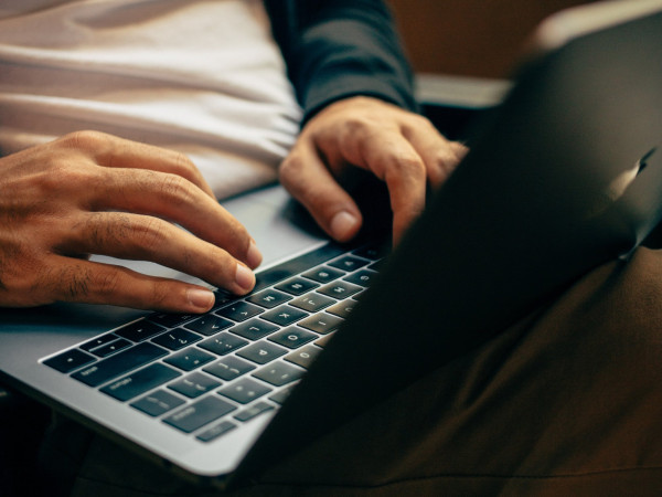 Tips Bikin Obrolan Mengalir saat Chat Kencan Online