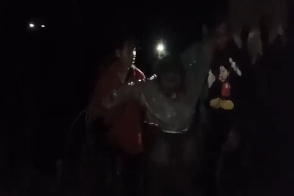 Dramatis! Janda Tua Ini Dorong Anaknya yang Cacat Pakai Kepala Demi Selamatkan dari Awan Panas Semeru