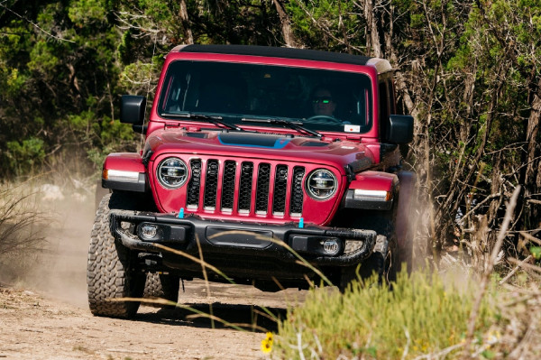 Unik, Jeep Wrangler Merah Jambu Sukses Terjual 30.000 Unit