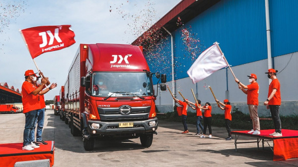 6 Truk Baru J-Express Merah Menyala, Beroperasi Tepat di Harbolnas 12.12