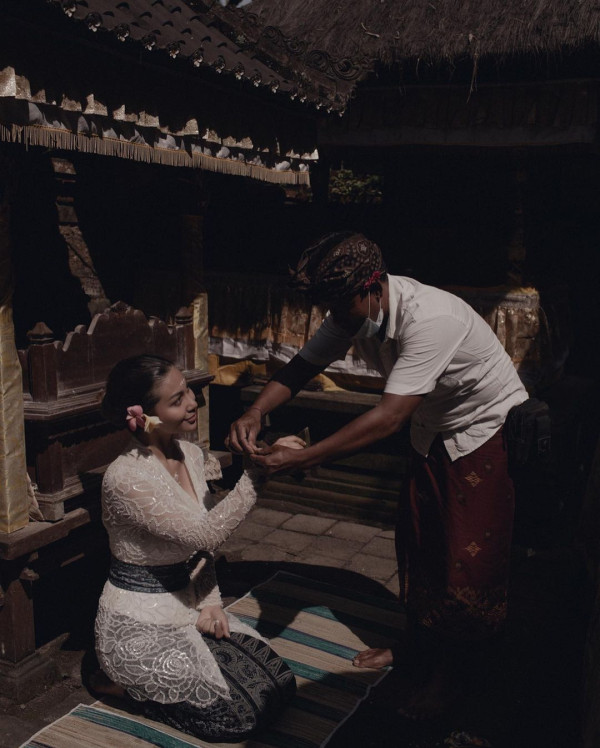 Ariel Tatum Bikin Heboh! Unggah Foto Jalani Ritual Melukat, Upacara Tradisi Umat Hindu